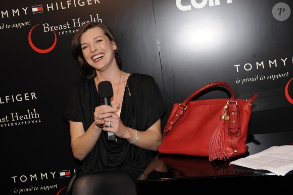 Milla Jovovich pour le lancement de son sac en édition limitée Tommy Hilfigher à Milan le 2 mars 2010