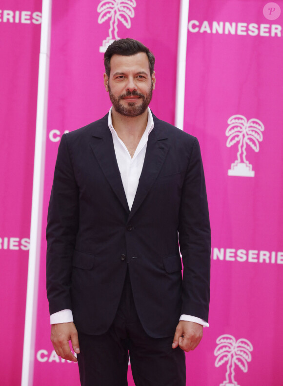 Laurent Lafitte pour la série "Tapie" - Photocall (tapis rose) du festival Canneseries saison 6 au palais des festivals à Cannes le 16 avril 2023. © Denis Guignebourg / Bestimage 