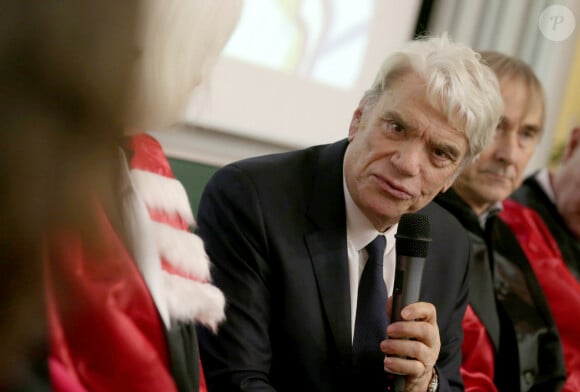 La famille de Bernard Tapie n'avait pas validé ce projet.
Exclusif - Bernard Tapie, nouveau parrain des étudiants en médecine, en compagnie de sa femme Dominique et de Christian Estrosi (maire de Nice) participe à la rentrée solennelle de la faculté de médecine de Nice, le 22 novembre 2018. 