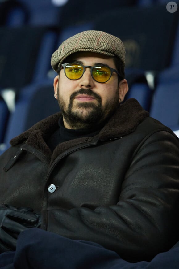 Artus a récemment perdu beaucoup de poids.
Artus - People en tribunes du match de Ligue 1 Uber Eats "PSG contre Reims" (1-1) au Parc des Princes à Paris le 29 janvier 2023. 