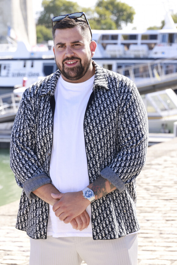 En l'espace de quatre mois, Artus a maigri de 35 kilos.
Artus (Victor-Artus Solaro) au photocall de la série "Darknet-sur-Mer" lors de la 24ème édition du Festival de la Fiction TV de La Rochelle, France, le 17 septembre 2022. © Christophe Aubert/Bestimage 