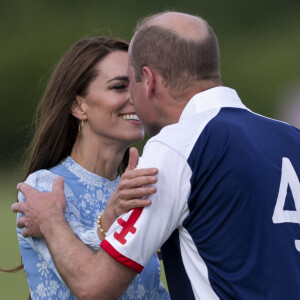 Et pour la remise des prix, ils se sont embrassés... d'une simple bise sur la joue !
Catherine Kate Middleton, princesse de Galles, le prince William, prince de Galles - La princesse de Galles Catherine Kate Middleton vient soutenir le prince William, prince de Galles lors d'un match de polo caritatif à Windsor. .
