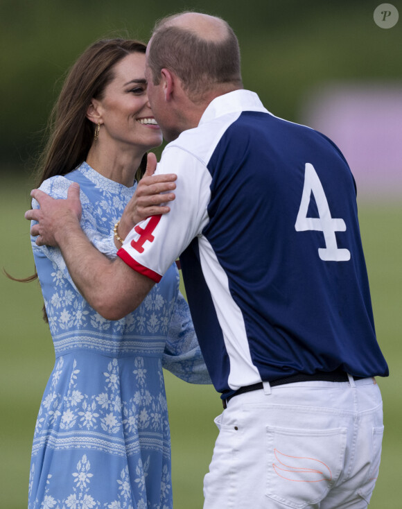 Et pour la remise des prix, ils se sont embrassés... d'une simple bise sur la joue !
Catherine Kate Middleton, princesse de Galles, le prince William, prince de Galles - La princesse de Galles Catherine Kate Middleton vient soutenir le prince William, prince de Galles lors d'un match de polo caritatif à Windsor. .
