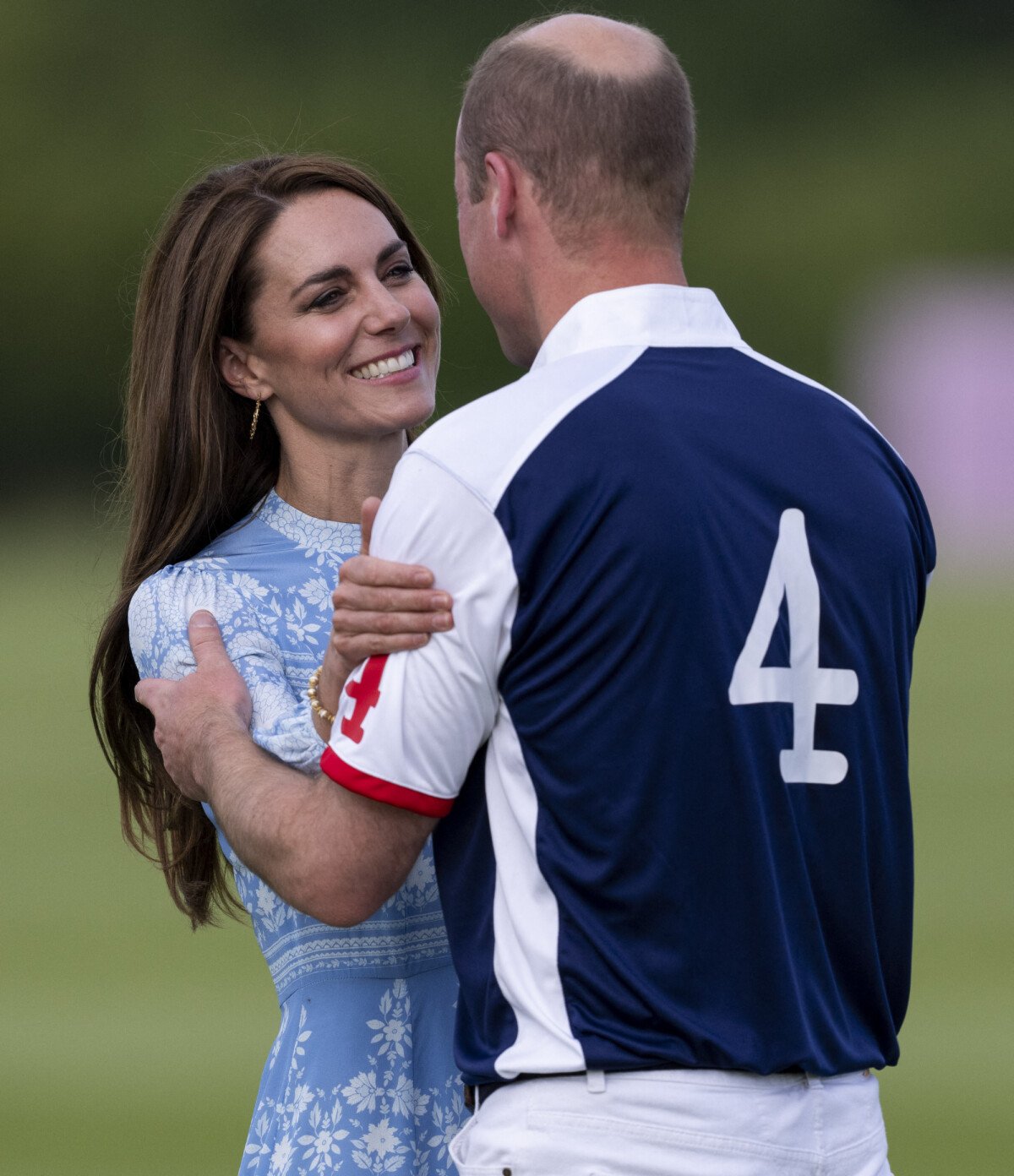 Kate Middleton : Très rare baiser en public avec son mari William, la  princesse si fière de ses performances - Purepeople