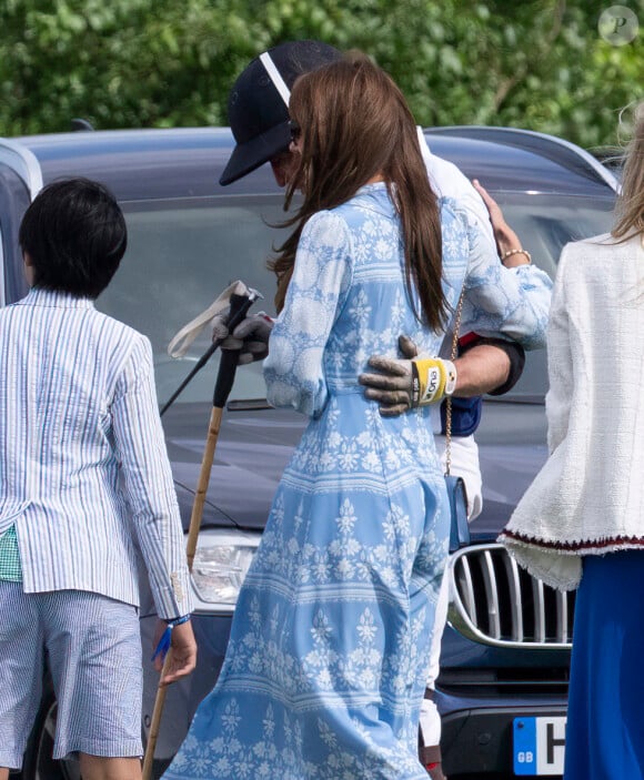 Mais leurs gestes tendres n'ont trompé personne...
Catherine Kate Middleton, princesse de Galles, prince William - La princesse de Galles Catherine Kate Middleton vient soutenir le prince William, prince de Galles lors d'un match de polo caritatif à Windsor. 6 juillet 2023.
