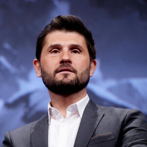 L'occasion pour lui de lever le voile sur sa relation avec Denis Brogniart, qui dernièrement a défrayé la chronique en raison de son supposé comportement lors de tournages.
Christophe Beaugrand lors de la cérémonie d'ouverture du 26ème festival international du film de comédie de l'Alpe d'Huez le 16 janvier 2023. © Dominique Jacovides / Bestimage 