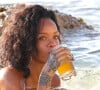 Quid des boissons qui hydratent ? L'eau ne se trouve même pas dans le top 3 à en croire ces révélations...
Rihanna savoure une biere bien fraiche au bord de l'eau lors de ses vacances a la Barbade le 28/12/2013