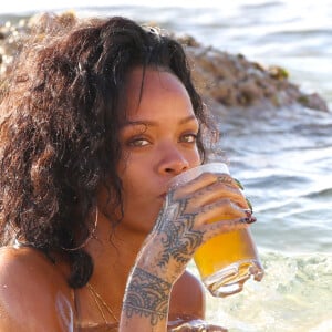 Quid des boissons qui hydratent ? L'eau ne se trouve même pas dans le top 3 à en croire ces révélations...
Rihanna savoure une biere bien fraiche au bord de l'eau lors de ses vacances a la Barbade le 28/12/2013