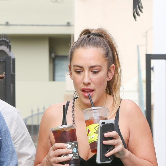 On annonce une vague de fortes chaleurs en France en cette fin de semaine avec un week-end qui s'annonce chaud voir très très chaud dans le sud de la France.
Selena Gomez est allée acheter avec une amie une boisson à emporter chez Alfred's Coffee à Studio City, le 2 novembre 2017
