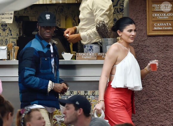 L'hydratation est essentielle au bon fonctionnement de notre organisme et notre croyance voudrait que boire de l'eau sans modération soit de loin la meilleure chose à faire.
Kylie Jenner et son compagnon Travis Scott font du shopping en amoureux pendant leurs vacances à Portofino, Italie, le 12 août 2016.