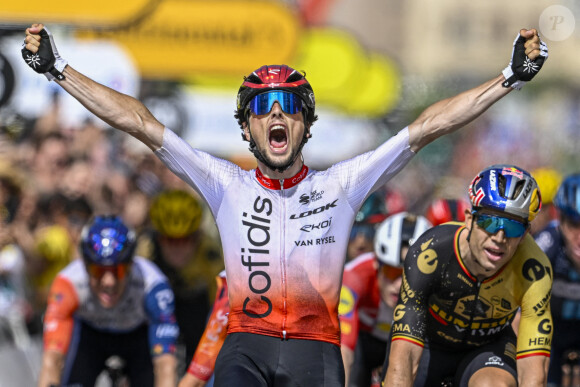 Lors de la deuxième étape, il brille et remporte la victoire à Saint-Sébastien
 
Victor Lafay de l'équipe Cofidis sur le Tour de France 2023.