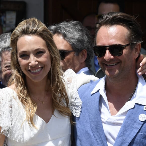 Elle s'entend à merveille avec son ex
Nathalie Baye, Bernard Montiel, Jean-Louis Borloo, David Hallyday - Mariage de Laura Smet et Raphaël Lancrey-Javal à l'église Notre-Dame des Flots au Cap-Ferret le jour de l'anniversaire de son père Johnny Hallyday le 15 juin 2019.