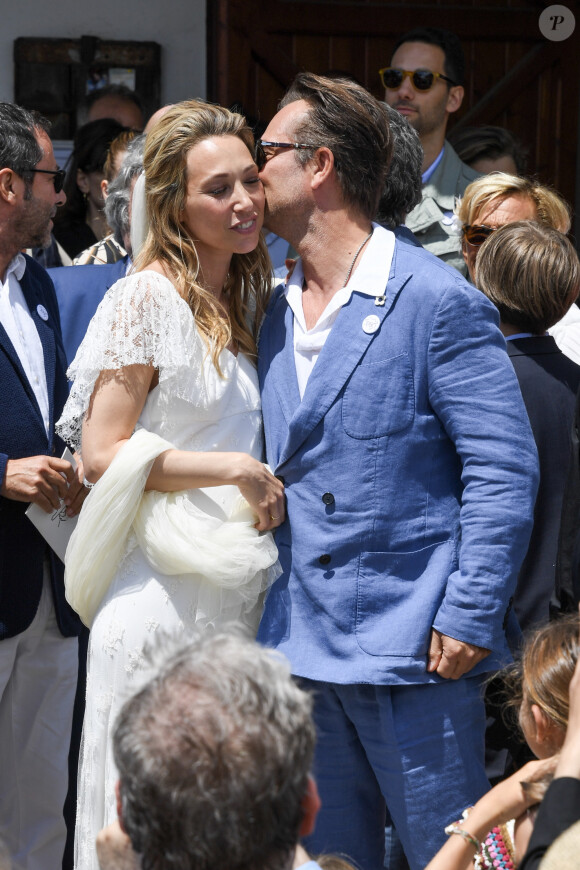 Elle est désormais sereine avec Raphaël Lancrey-Javal 
Mariage de Laura Smet et Raphaël Lancrey-Javal à l'église Notre-Dame des Flots au Cap-Ferret le jour de l'anniversaire de son père Johnny Hallyday le 15 juin 2019.