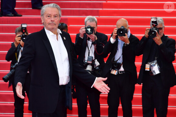 Alain Delon lors de la montée des marches du film "A Hidden Life" lors du 72ème Festival International du Film de Cannes. Le 19 mai 2019 © Rachid Bellak/ Bestimage