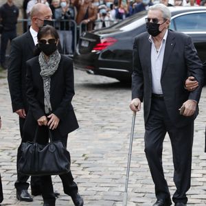 Hiromi Rolin et Alain Delon - Obsèques de Jean-Paul Belmondo en en l'église Saint-Germain-des-Prés, à Paris le 10 septembre 2021. © Cyril Moreau / Bestimage