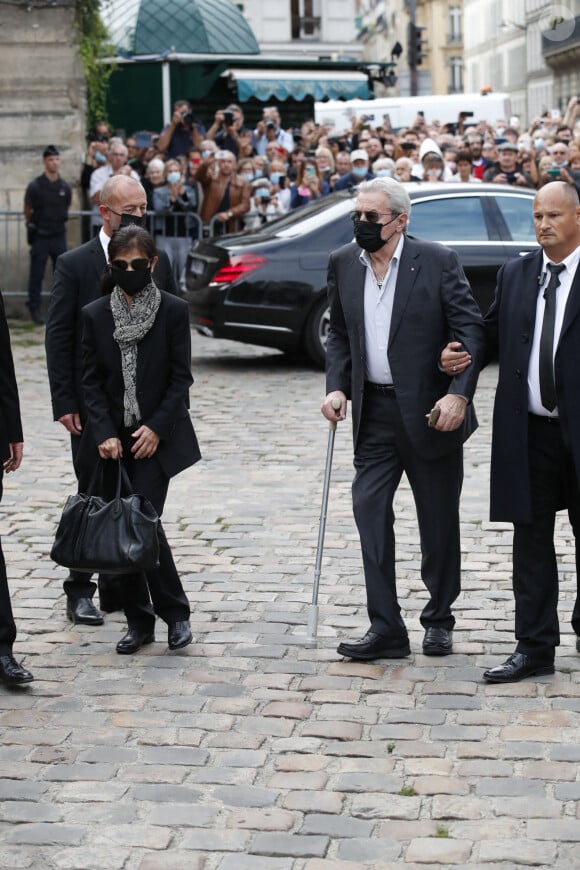 Hiromi Rolin et Alain Delon - Obsèques de Jean-Paul Belmondo en en l'église Saint-Germain-des-Prés, à Paris le 10 septembre 2021. © Cyril Moreau / Bestimage