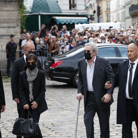 Hiromi Rolin et Alain Delon - Obsèques de Jean-Paul Belmondo en en l'église Saint-Germain-des-Prés, à Paris le 10 septembre 2021. © Cyril Moreau / Bestimage