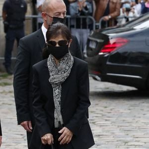 Hiromi Rolin et Alain Delon - Obsèques de Jean-Paul Belmondo en en l'église Saint-Germain-des-Prés, à Paris le 10 septembre 2021. © Cyril Moreau / Bestimage