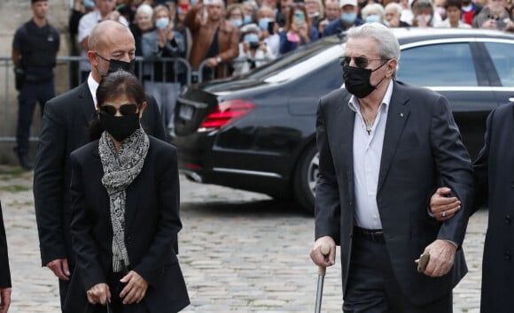 Hiromi Rolin et Alain Delon - Obsèques de Jean-Paul Belmondo en en l'église Saint-Germain-des-Prés, à Paris le 10 septembre 2021. © Cyril Moreau / Bestimage