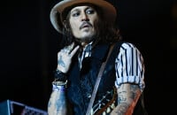 PHOTOS Johnny Depp sur scène mais victime d'une fracture très "douloureuse" : Il "s'est encore plus blessé"...