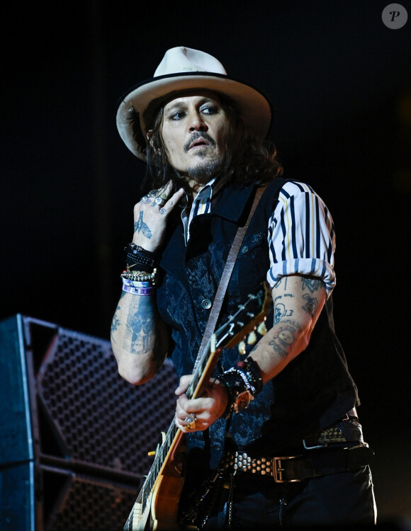 Il a été aperçu avec une botte médicale
Johnny Depp en concert avec Alice Cooper à Manchester