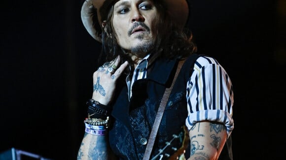 PHOTOS Johnny Depp sur scène mais victime d'une fracture très "douloureuse" : Il "s'est encore plus blessé"...