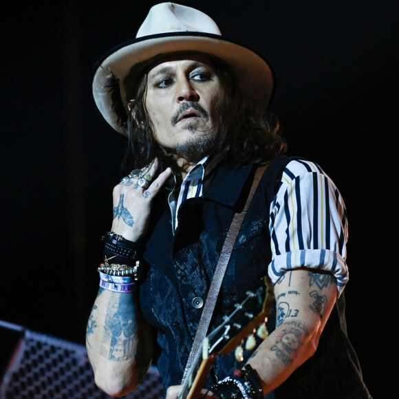 Il a été aperçu avec une botte médicale
Johnny Depp en concert avec Alice Cooper à Manchester