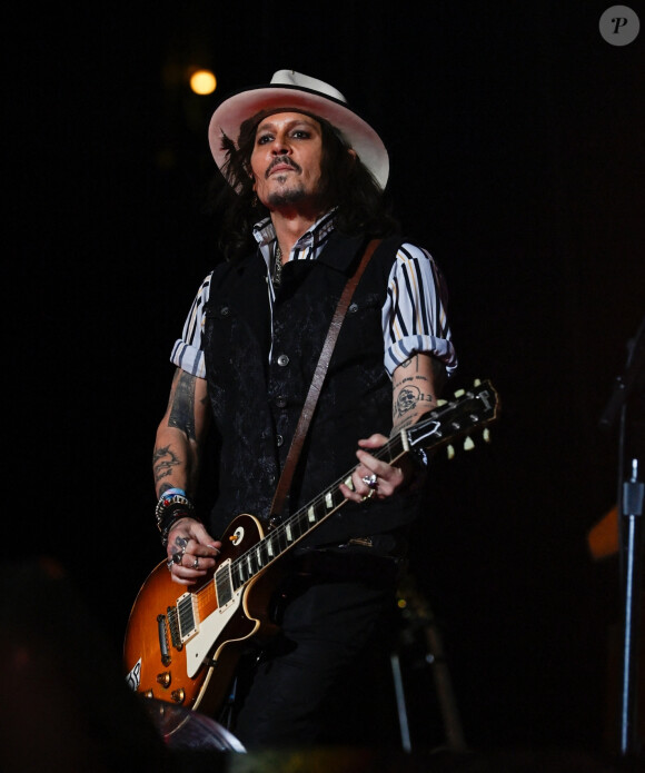 Et une béquille
Johnny Depp en concert avec Alice Cooper à Manchester