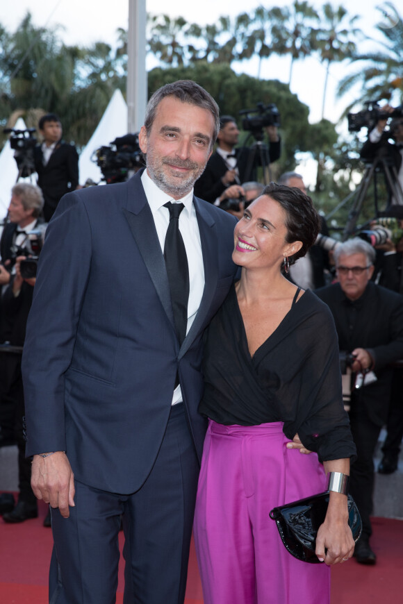 
... afin d'évoquer son adolescence, ses premières fois, son rôle de maman, ses amours, ses emmerdes... et le célibat, passé la quarantaine.
Alessandra Sublet et son mari Clément Miserez - Montée des marches du film " Le Grand Bain " lors du 71ème Festival International du Film de Cannes. Le 13 mai 2018 © Borde-Jacovides-Moreau/Bestimage 