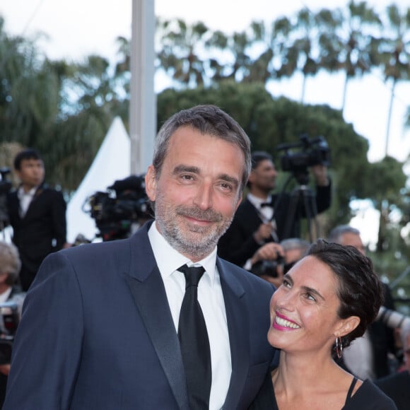 
... afin d'évoquer son adolescence, ses premières fois, son rôle de maman, ses amours, ses emmerdes... et le célibat, passé la quarantaine.
Alessandra Sublet et son mari Clément Miserez - Montée des marches du film " Le Grand Bain " lors du 71ème Festival International du Film de Cannes. Le 13 mai 2018 © Borde-Jacovides-Moreau/Bestimage 