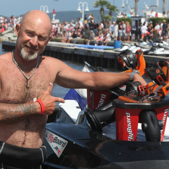 58 flyboardeurs internationaux étaient présents ce dimanche 14 juin 2015, à Cavalaire, pour battre un record du monde détenu par les Etats-Unis. Pari tenu pour Vincent Lagaf' et Francky Zapata, les organisateurs de cette manifestation "Brietling Flyboard Familiy" suivie par des milliers de spectateurs amassés dans le golfe de Saint-Tropez. Un sport en pleine ascension où il ne faut pas relacher la pression...