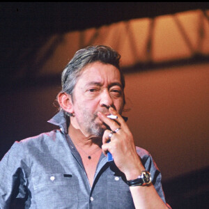 
Loin de dénoncer les violences conjugales subies des mains de son partenaire, elle explique souvent qu'elle malmenait également Serge Gainsbourg.
Archives - Serge Gainsbourg sur scène, en concert, au Zénith de Paris.