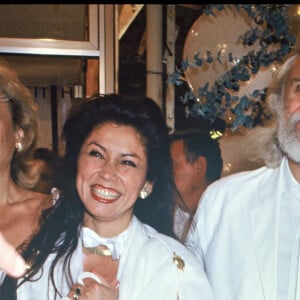 Georges Moustaki et son épouse au mariage de Caroline et d'Eddie Barclay en 1988.