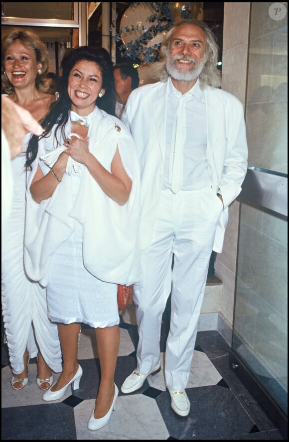 Georges Moustaki et son épouse au mariage de Caroline et d'Eddie Barclay en 1988.