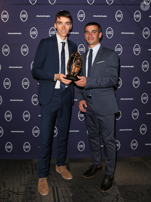 Pour la 9ème étape du Tour de France, Romain Bardet était sur ses terres
 
Romain Bardet et Yann Cucherat - 14ème Nuit du Rugby à l'Olympia à Paris le 18 Septembre 2017. © Denis Guignebourg/Bestimage