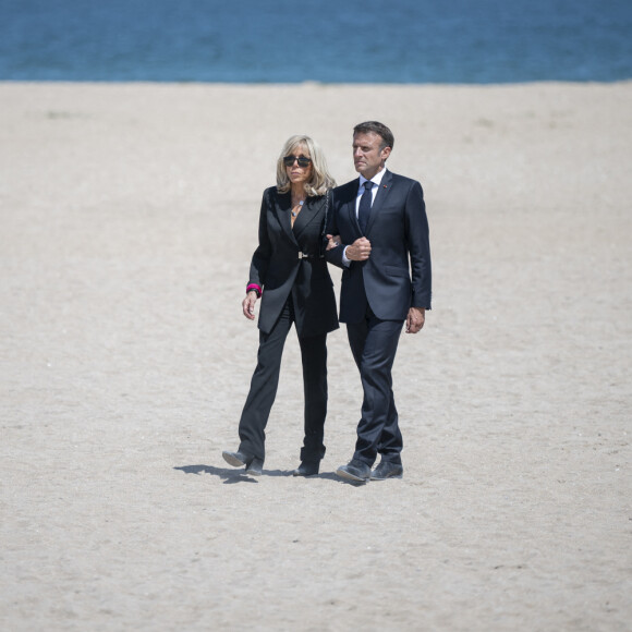 Le président de la République française Emmanuel Macron, accompagné de sa femme la Première Dame Brigitte Macron, rend un hommage national à Léon Gautier, ancien combattant français de la Seconde Guerre mondiale et dernier membre survivant du commando des bérets verts du capitaine français P.Kieffer du ébarquement en Normandie, lors d'une cérémonie sur la plage de Ouistreham, en Normandie, en France, le 7 juillet 2023. © Eliot Blondet/Pool /Bestimage  French President Emmanuel Macron and his wife Brigitte Macron leave following a national tribute to late Leon Gautier, French WWII veteran and the last surviving member of French Captain Philippe Kieffer's green berets commando that waded ashore on D-Day alongside Allied troops to begin the liberation of France, during a ceremony on the beach in Ouistreham, Normandy, on July 7, 2023. Photo by Eliot Blondet/ABACAPRESS.COM