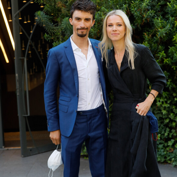 Exclusif - les coureurs cyclistes Julian Alaphilippe et sa compagne Marion Rousse - Arrivées de l'émission "Vivement Dimanche" qui sera diffusée le 24 octobre 2021 au Studio Gabriel à Paris, France, le 14 octobre 2021. © Christophe Clovis / Bestimage