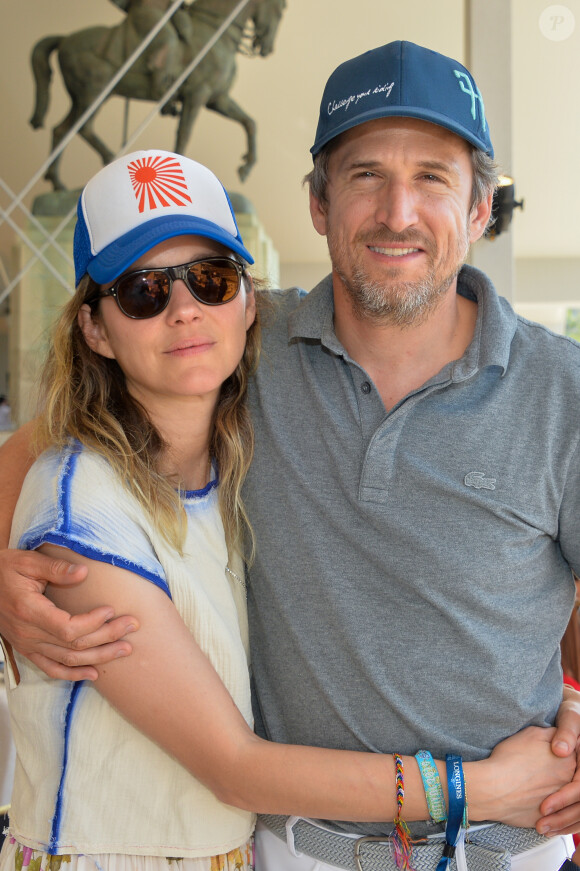 Exclusif - Marion Cotillard et son compagnon Guillaume Canet dans la tente VIP lors du Longines Paris Eiffel Jumping au Champ de Mars à Paris, le samedi 6 juillet 2019. © Veeren Ramsamy/Bestimage .