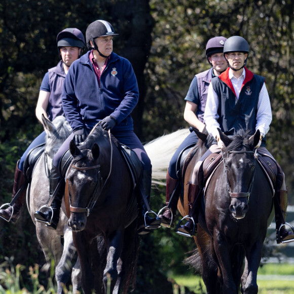 Le prince Andrew, duc d'York, et le prince Edward, duc d'Edimbourg, se baladent à cheval dans le parc du château de Windsor, le 20 mai 2023. 