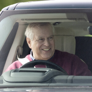 Le prince Andrew, duc d'York, arrive en Range Rover au chateau de Windsor, le 15 mai 2023. 