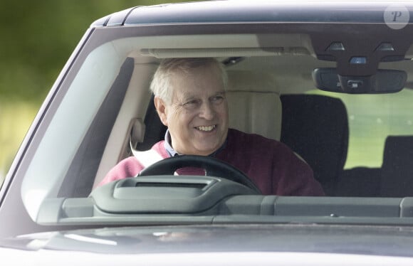 Le prince Andrew, duc d'York, arrive en Range Rover au chateau de Windsor, le 15 mai 2023. 