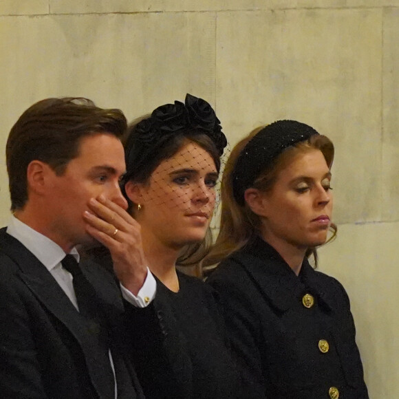 Une mauvaise nouvelle également pour ses filles, Eugénie et Beatrice, qui partaient en vacances avec lui.
La princesse Eugenie d'York, la princesse Beatrice d'York et son mari Edoardo Mapelli Mozzi - Le roi d'Angleterre organise une veillée au côté du cercueil de la reine Elizabeth II d'Angleterre au Westminster Hall à Londres, Royaume Uni, le 16 septembre 2022. 