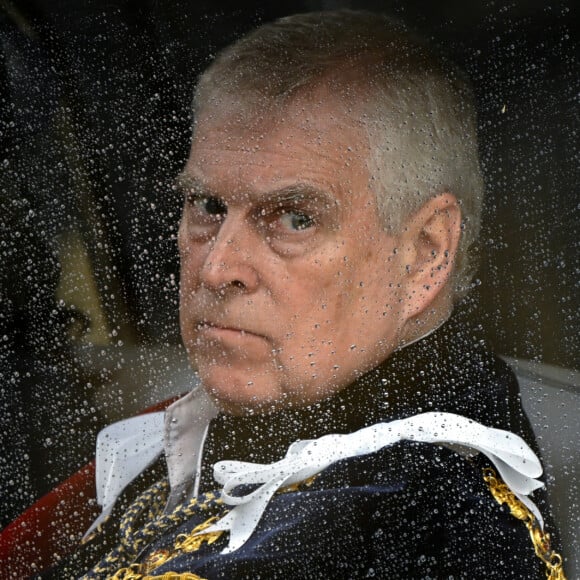 Le prince Andrew vient d'avoir une mauvaise nouvelle : il ne pourra pas partir en vacances cet été.
Le prince Andrew, duc d'York et La princesse Eugenie d'York - Sortie de la cérémonie de couronnement du roi d'Angleterre à l'abbaye de Westminster de Londres, Royaume Uni