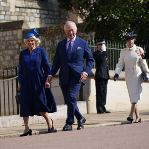 Le roi Charles III d'Angleterre et Camilla Parker Bowles, reine consort d'Angleterre, la princesse Anne et le prince Andrew d'York - La famille royale du Royaume Uni arrive à la chapelle Saint George pour la messe de Pâques au château de Windsor le 9 avril 2023. 
