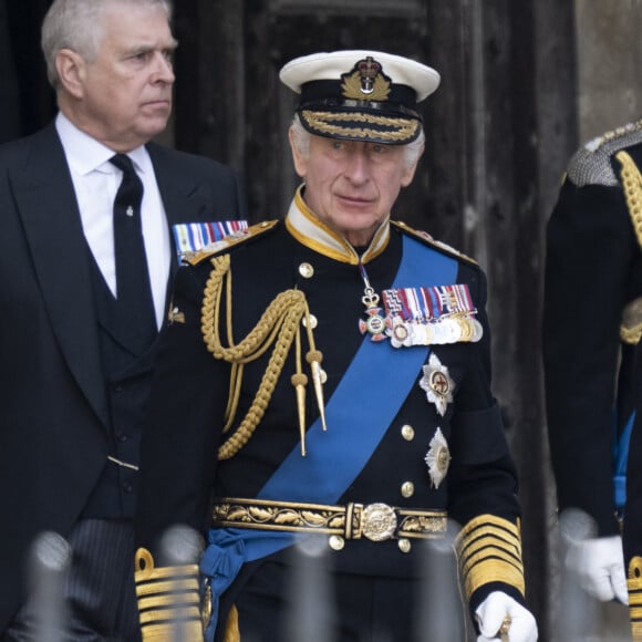 Charles III aurait décidé d'ouvrir au public le château de Balmoral aux dates où son frère s'y rend habituellement.
Le prince Andrew, duc d'York, Le roi Charles III d'Angleterre, La princesse Anne,Le prince Edward, duc de Kent - Procession du cercueil de la reine Elizabeth II d'Angleterre de Wesminster Hall où il était exposé au public, jusqu'à l'Abbaye de Westminster. Le cercueil est installé sur l'affût du canon, puis tiré par 142 marins de la Royal Navy à l'aide de cordages, dans la plus pure tradition de la monarchie britannique. Cette tradition remonte aux funérailles d'Etat de la reine Victoria en février 1901. Londres, le 19 septembre 2022. 