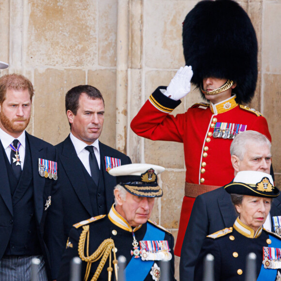 Le prince William, prince de Galles, Timothy Laurence, Le prince Harry, duc de Sussex, Peter Phillips, Le prince Andrew, duc d'York, Le roi Charles III d'Angleterre, le prince Edward, comte de Wessex et La princesse Anne - Funérailles d'Etat de la reine Elizabeth II d'Angleterre, à Londres, Royaume Uni, le 19 septembnre 2022. 