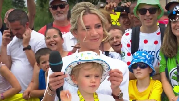 Marion Rousse venue avec son petit Nino sur le plateau de l'émission consacrée au Tour de France sur France 3.