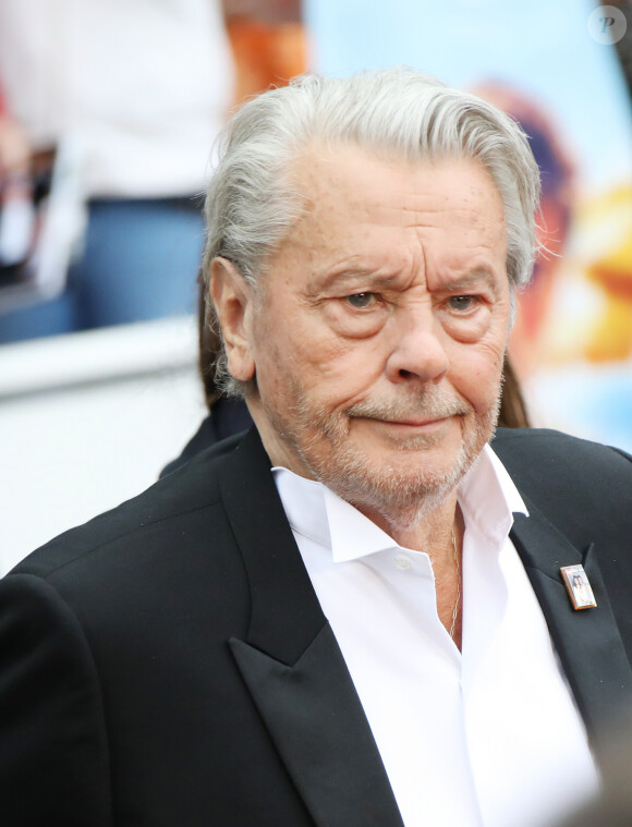 Alain Delon - Montée des marches du film "A Hidden Life" lors du 72ème Festival International du Film de Cannes, le 19 mai 2019. © Denis Guignebourg/Bestimage