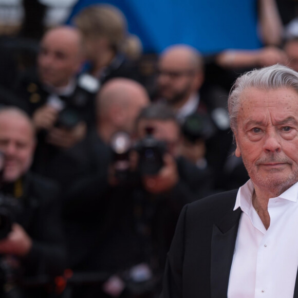 Alain Delon (Palme d'Or d'Honneur du 72ème festival de Cannes avec un badge Paris Match d'une ancienne couverture du magazine titrant "Alain Delon, mes deux amours, Rosalie et Anouchka) - Montée des marches du film "A Hidden Life" lors du 72ème Festival International du Film de Cannes. Le 19 mai 2019 