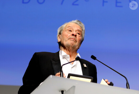 Alain Delon (avec un badge Paris Match d'une ancienne couverture du magazine titrant "Alain Delon, mes deux amours, Rosalie et Anouchka) - Remise de la Palme d'Honneur à Alain Delon lors du 72ème Festival International du Film de Cannes. © Jacovides-Moreau / Bestimage 